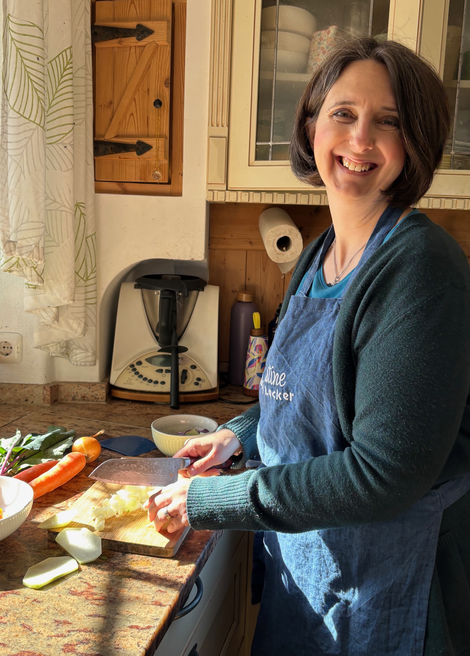 Christine Lecker beim Gemüse schneiden und kochen