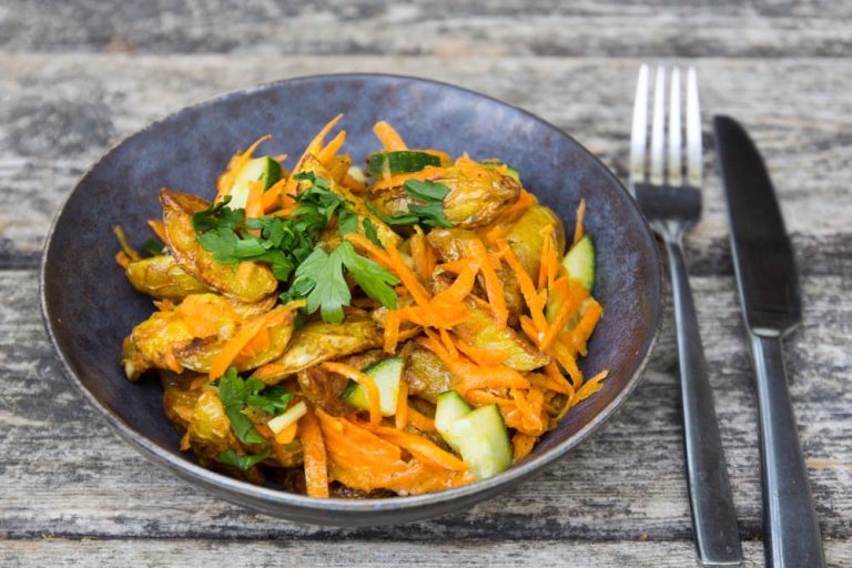 Kartoffeleckensalat mit Gurken und Karotten und Petersilie in einer Schüssel
