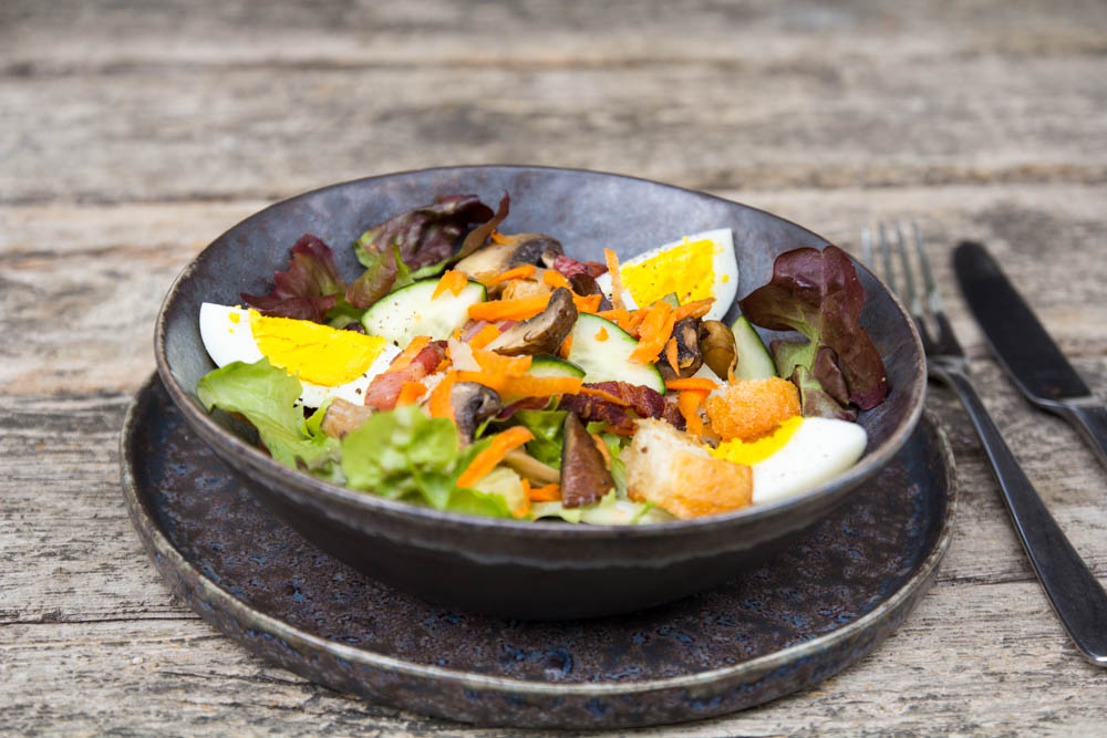 gemischter Salat mit Eier und Getreide