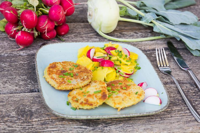 Kohlrabischnitzel mit Kartoffelsalat mit Radieschen