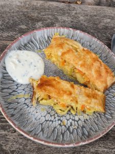 Krautkarottenstrudel mit Sauerrahmdipp
