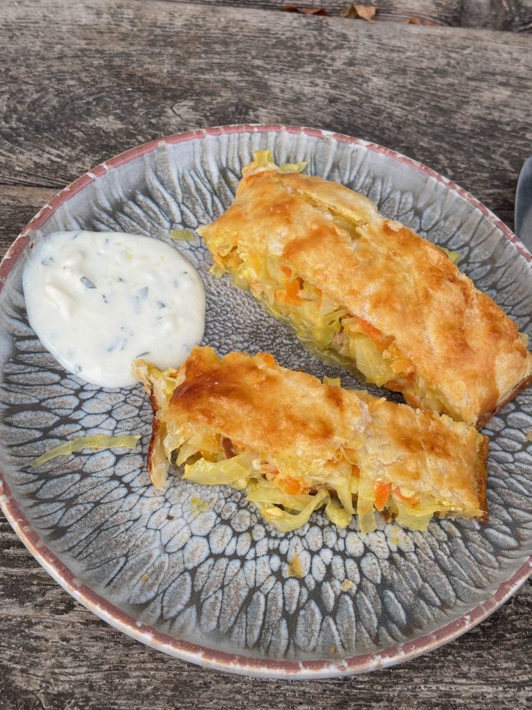 Krautkarottenstrudel mit Sauerrahmdipp